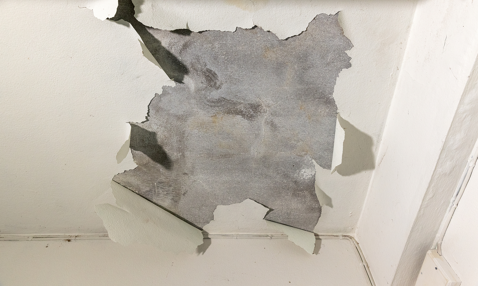 Leaky Ceiling Below the Bathroom? How to Detect the Source Without Tearing Down Drywall
